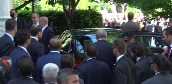 اردوغان يتفرّج على اعتداء رجال امن سفارته على محتجين اتراك.. فيديو صورة رقم 3