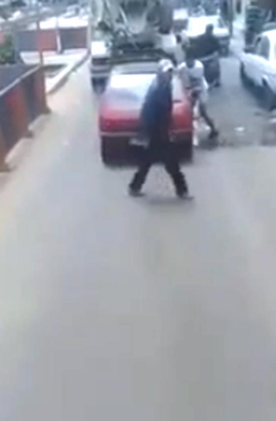 فيديو مثير.. شاب يخطف هاتفا من يد فتاة تجلس داخل سيارة صورة رقم 1