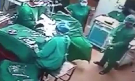 فيديو صادم.. طبيب ينهال بالضرب على حبيبته الممرضة اثناء عملية جراحية صورة رقم 1