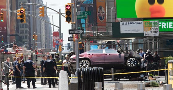 سيارة مهاجم تايمز سكوير تطير فوق المارة كما في الافلام.. فيديو صورة رقم 2