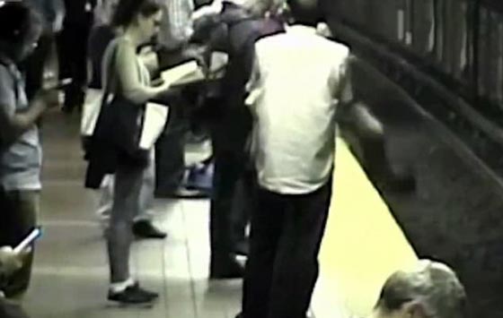  فيديو للحظة سقوط شابة على سكة القطار بعد ان فقدت وعيها صورة رقم 1