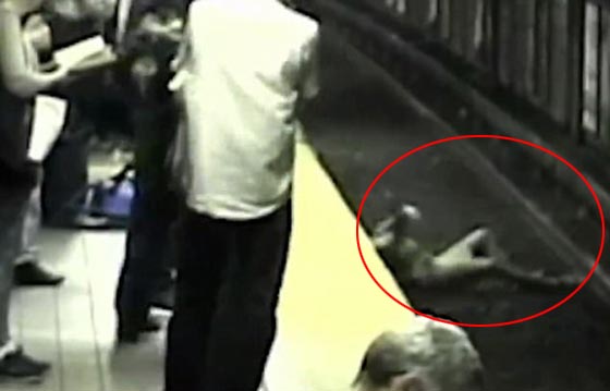  فيديو للحظة سقوط شابة على سكة القطار بعد ان فقدت وعيها صورة رقم 2