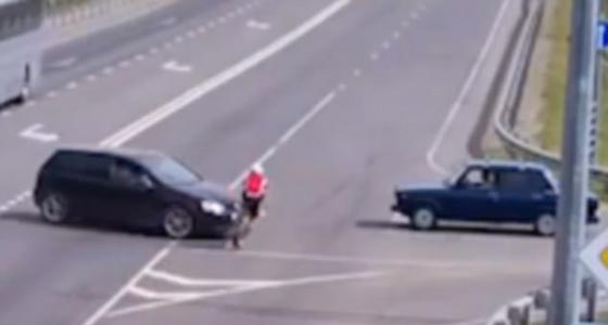 فيديو مروع.. نجاة راكب دراجة هوائية من موت محقق في حادث دهس صورة رقم 1