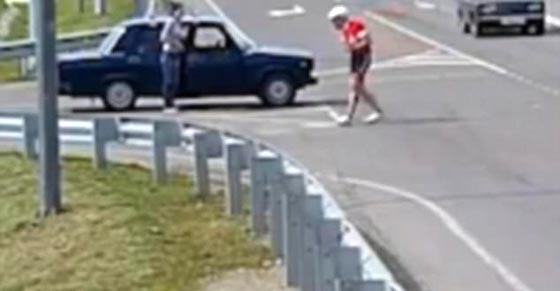 فيديو مروع.. نجاة راكب دراجة هوائية من موت محقق في حادث دهس صورة رقم 2