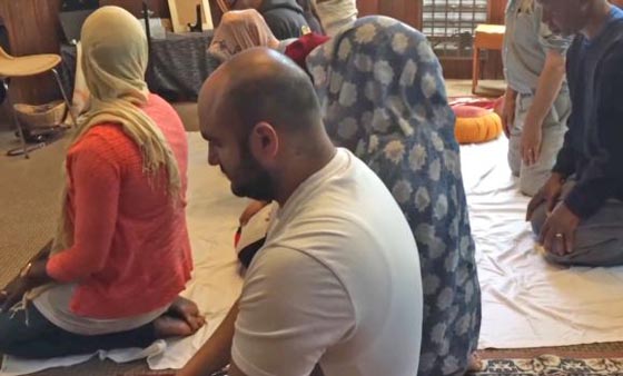 امرأة تؤم المصلين من رجال ونساء بمسجد امريكي وتثير جدلا.. فيديو صورة رقم 1