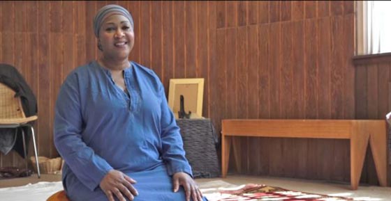 امرأة تؤم المصلين من رجال ونساء بمسجد امريكي وتثير جدلا.. فيديو صورة رقم 2