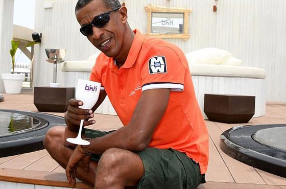 شبيه اوباما يعيش حياة النجومية خلال عمله كمرشد سياحي صورة رقم 2