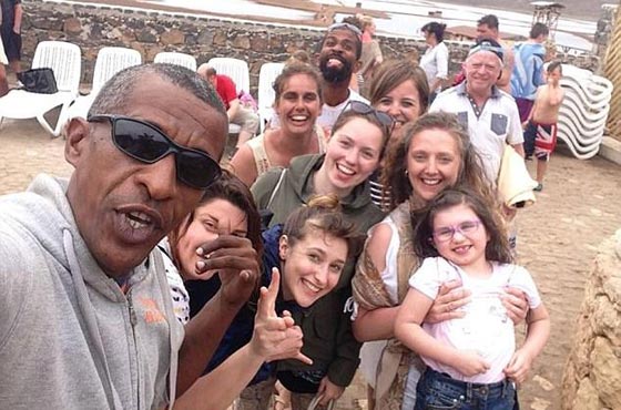 شبيه اوباما يعيش حياة النجومية خلال عمله كمرشد سياحي صورة رقم 4