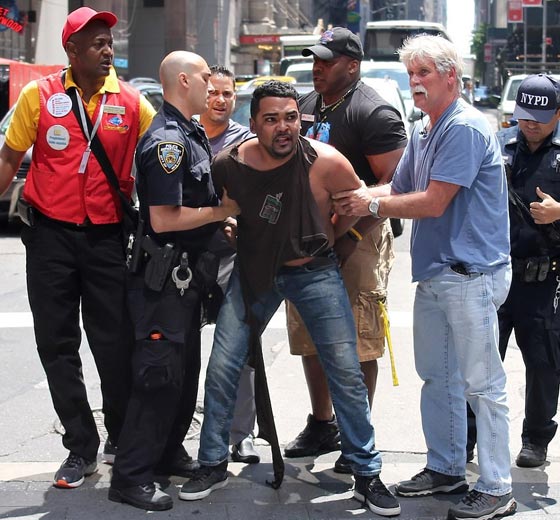 صورة هستيرية التقطت صدفة لمنفذ حادث الدهس في تايمز سكوير صورة رقم 2