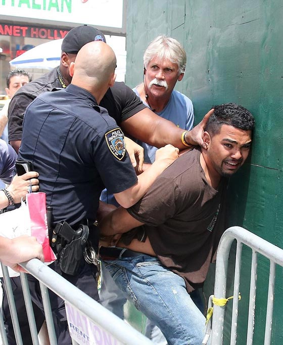 صورة هستيرية التقطت صدفة لمنفذ حادث الدهس في تايمز سكوير صورة رقم 3