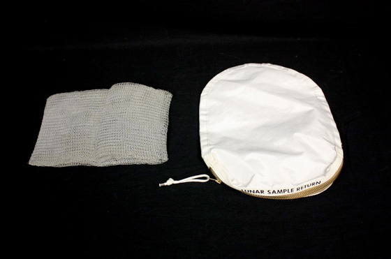 حقيبة بسيطة حملت احجارا من القمر تعرض للبيع بالملايين في مزاد صورة رقم 5