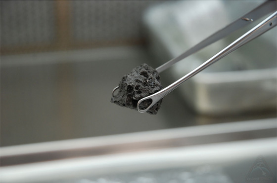 حقيبة بسيطة حملت احجارا من القمر تعرض للبيع بالملايين في مزاد صورة رقم 3