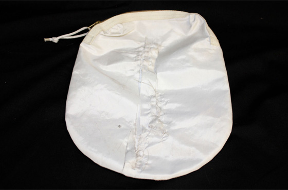 حقيبة بسيطة حملت احجارا من القمر تعرض للبيع بالملايين في مزاد صورة رقم 4