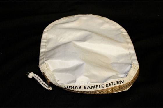 حقيبة بسيطة حملت احجارا من القمر تعرض للبيع بالملايين في مزاد صورة رقم 2