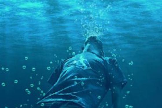 معاق يضع حدا لحياته بعد ان قام مشغله بوضع حذاء في فمه وتصويره! صورة رقم 3