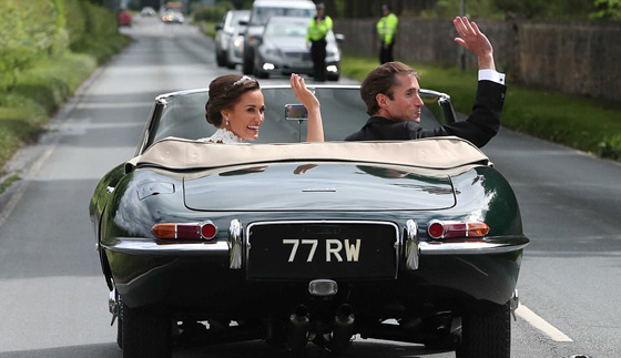 صور وفيديو: الأمير جورج والأميرة شارلوت يخطفا الأضواء من خالتهما العروس بيبا   صورة رقم 3