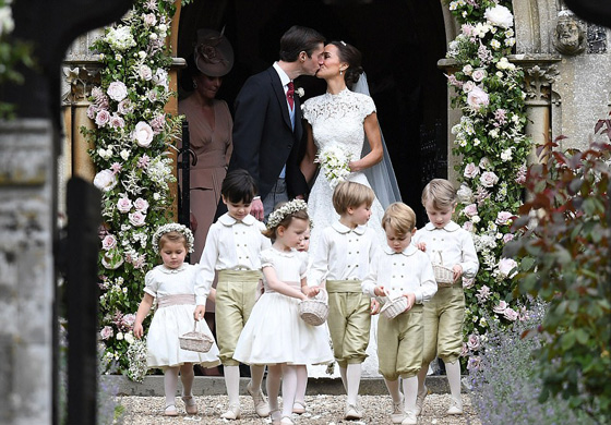 صور وفيديو: الأمير جورج والأميرة شارلوت يخطفا الأضواء من خالتهما العروس بيبا   صورة رقم 4