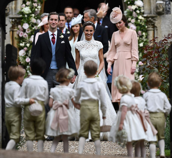 صور وفيديو: الأمير جورج والأميرة شارلوت يخطفا الأضواء من خالتهما العروس بيبا   صورة رقم 7