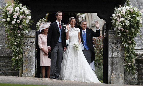 صور وفيديو: الأمير جورج والأميرة شارلوت يخطفا الأضواء من خالتهما العروس بيبا   صورة رقم 9