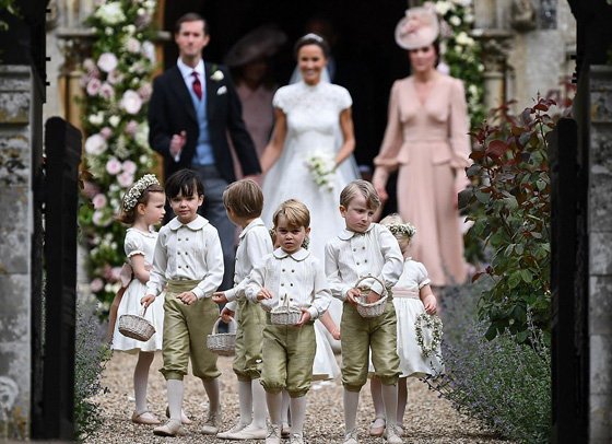 صور وفيديو: الأمير جورج والأميرة شارلوت يخطفا الأضواء من خالتهما العروس بيبا   صورة رقم 12
