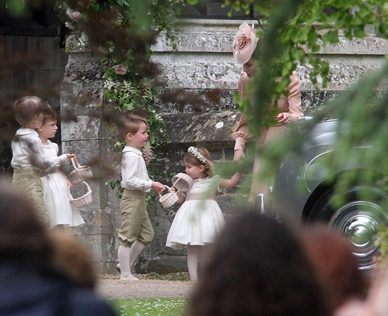 صور وفيديو: الأمير جورج والأميرة شارلوت يخطفا الأضواء من خالتهما العروس بيبا   صورة رقم 13