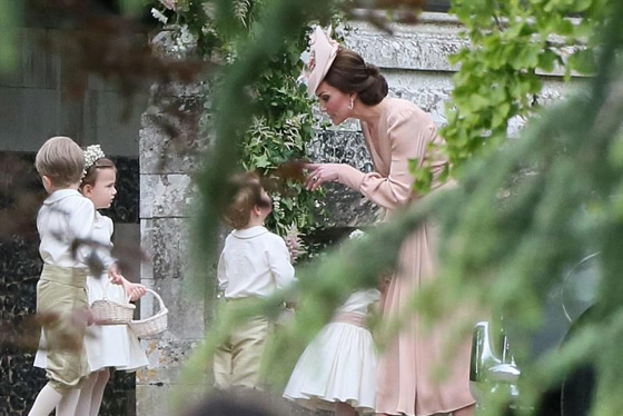 صور وفيديو: الأمير جورج والأميرة شارلوت يخطفا الأضواء من خالتهما العروس بيبا   صورة رقم 14