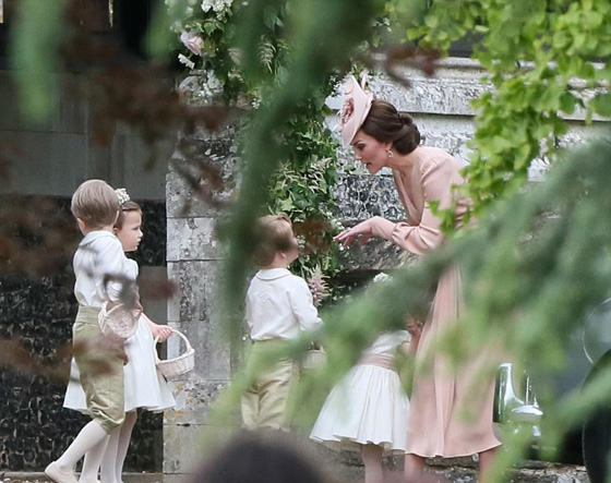 صور وفيديو: الأمير جورج والأميرة شارلوت يخطفا الأضواء من خالتهما العروس بيبا   صورة رقم 15