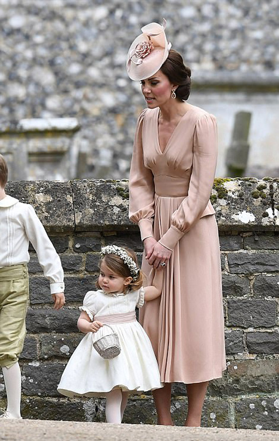 صور وفيديو: الأمير جورج والأميرة شارلوت يخطفا الأضواء من خالتهما العروس بيبا   صورة رقم 19