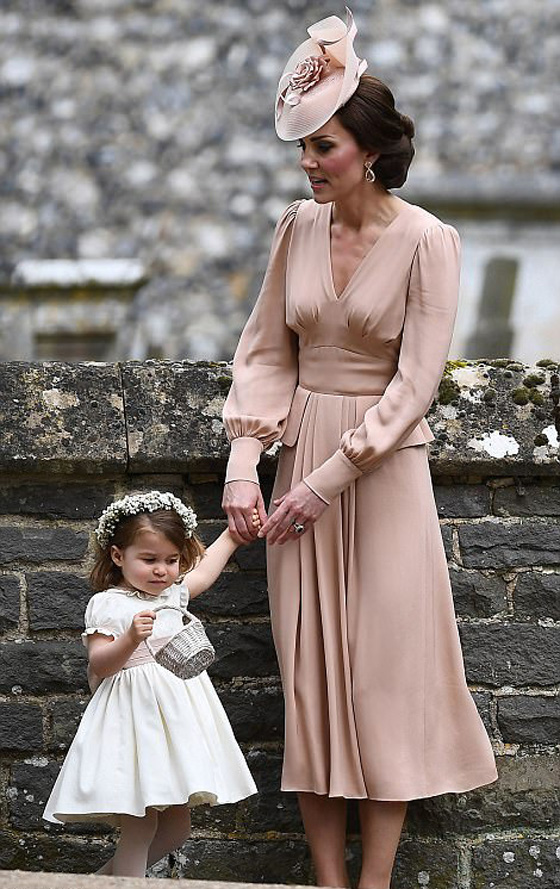 صور وفيديو: الأمير جورج والأميرة شارلوت يخطفا الأضواء من خالتهما العروس بيبا   صورة رقم 20