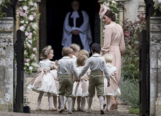 صور وفيديو: الأمير جورج والأميرة شارلوت يخطفا الأضواء من خالتهما العروس بيبا   صورة رقم 21