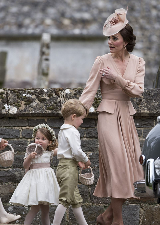 صور وفيديو: الأمير جورج والأميرة شارلوت يخطفا الأضواء من خالتهما العروس بيبا   صورة رقم 22