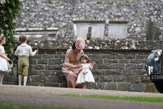 صور وفيديو: الأمير جورج والأميرة شارلوت يخطفا الأضواء من خالتهما العروس بيبا   صورة رقم 24