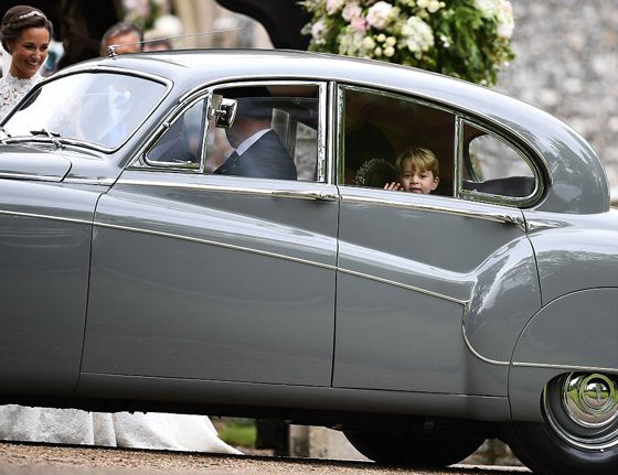 صور وفيديو: الأمير جورج والأميرة شارلوت يخطفا الأضواء من خالتهما العروس بيبا   صورة رقم 26