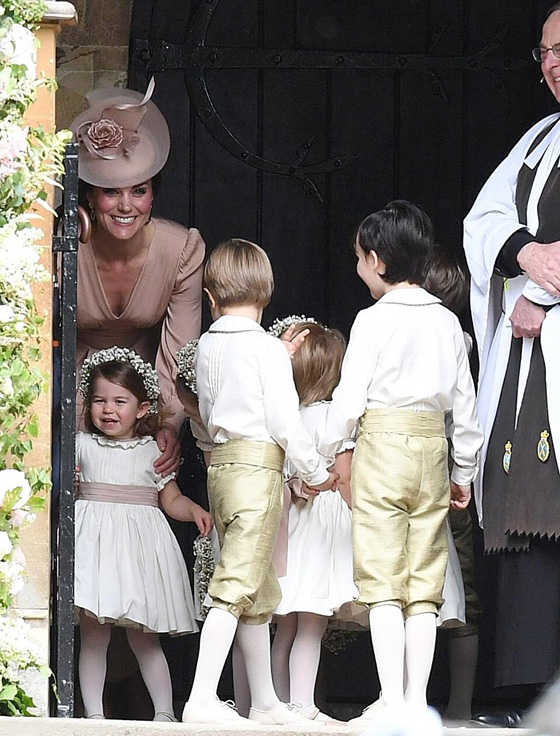 صور وفيديو: الأمير جورج والأميرة شارلوت يخطفا الأضواء من خالتهما العروس بيبا   صورة رقم 29