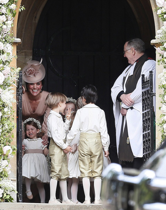 صور وفيديو: الأمير جورج والأميرة شارلوت يخطفا الأضواء من خالتهما العروس بيبا   صورة رقم 32