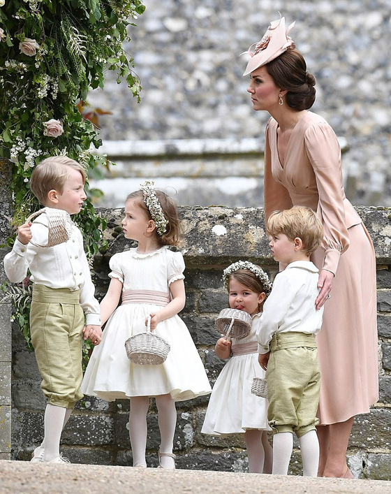 صور وفيديو: الأمير جورج والأميرة شارلوت يخطفا الأضواء من خالتهما العروس بيبا   صورة رقم 33
