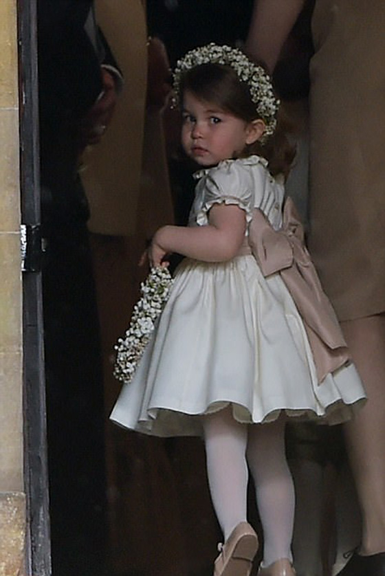 صور وفيديو: الأمير جورج والأميرة شارلوت يخطفا الأضواء من خالتهما العروس بيبا   صورة رقم 35