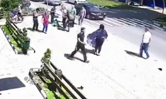 فيديو مروع.. سائق دراجة نارية يدهس طفلا اثناء عبوره الطريق بدراجته صورة رقم 2