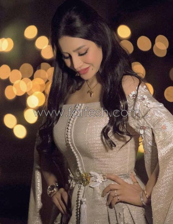موقف محرج للمذيعة لجين عمران يجعلها تدخل في نوبة ضحك.. فيديو صورة رقم 6