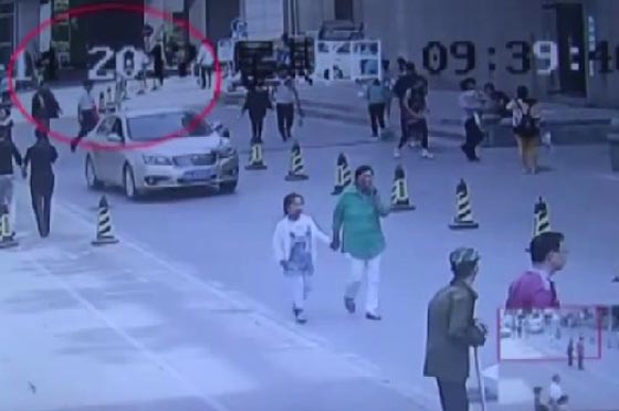 رجل يعرقل لصا اثناء هروبه بعد ان خطف حقيبة امرأة حامل.. فيديو صورة رقم 1