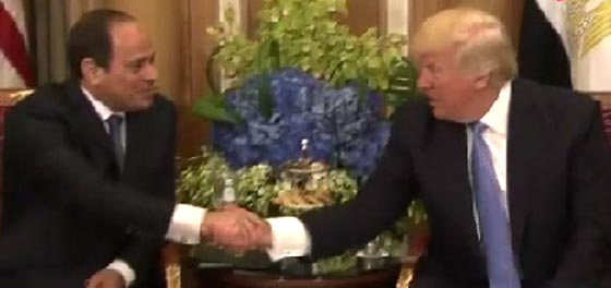 ما لذي قاله السيسي لترامب وجعله يبتسم ويضحك الحضور؟ فيديو صورة رقم 2