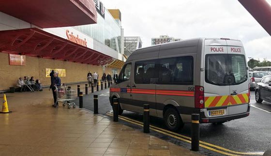 لم تعجبهم نظرات الشاب المصري فانهالوا عليه طعنا وقتلوه امام خطيبته صورة رقم 5