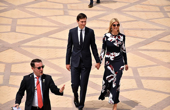 الفستان المحتشم الذي ارتدته ايفانكا ترامب في السعودية نفد من الاسواق! صورة رقم 1