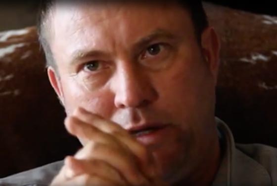 صياد يقتل فيلا وجثته الضخمة المتهاوية تسحق صيادا آخر تحتها! صورة رقم 3