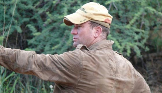 صياد يقتل فيلا وجثته الضخمة المتهاوية تسحق صيادا آخر تحتها! صورة رقم 1