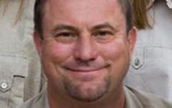 صياد يقتل فيلا وجثته الضخمة المتهاوية تسحق صيادا آخر تحتها! صورة رقم 4