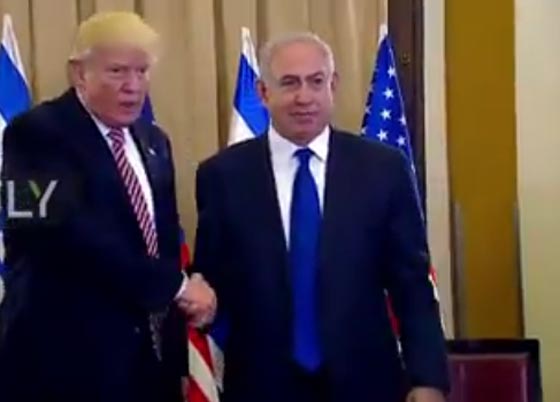 هل هو الارهاق؟!ترامب يتجاهل يد نتنياهو الممدودة للمصافحة! صورة رقم 3