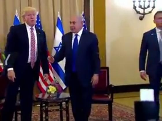 هل هو الارهاق؟!ترامب يتجاهل يد نتنياهو الممدودة للمصافحة! صورة رقم 1