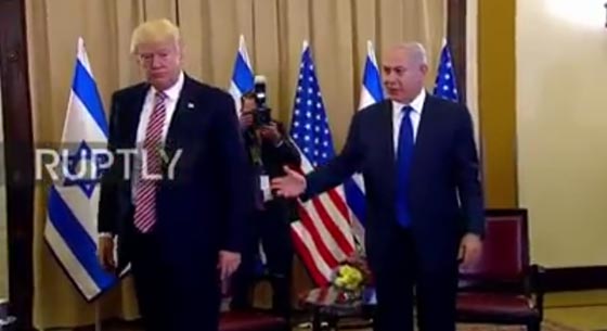 هل هو الارهاق؟!ترامب يتجاهل يد نتنياهو الممدودة للمصافحة! صورة رقم 2