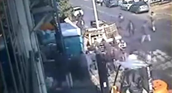 شاهدوا لحظة سقوط صندوق حديد على شخص.. فيديو صورة رقم 1